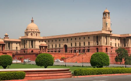 विरोधकांनी आक्रमक आक्षेपार्ह सुरुवात केल्याने संसदेत गोंधळ उडाला