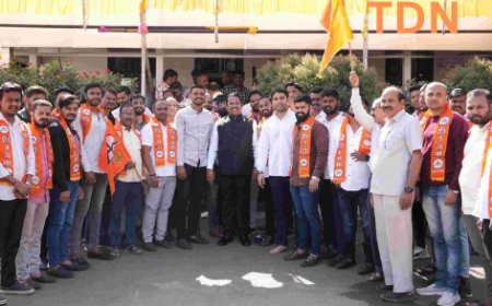 युवा कार्यकर्त्यांचा शिवसेनेत प्रवेश ; खासदार श्रीरंग बारणे यांनी केले पक्षात स्वागत