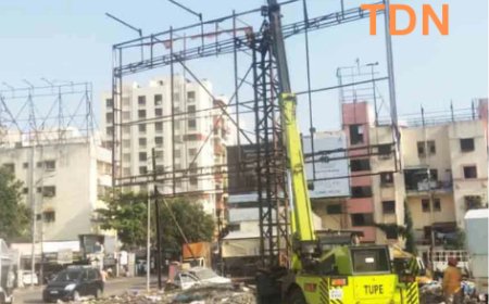 पुण्यात बेकायदेशीर होर्डिंगवर कारवाई: मोठ्या स्वच्छता मोहिमेत 740 हटवले